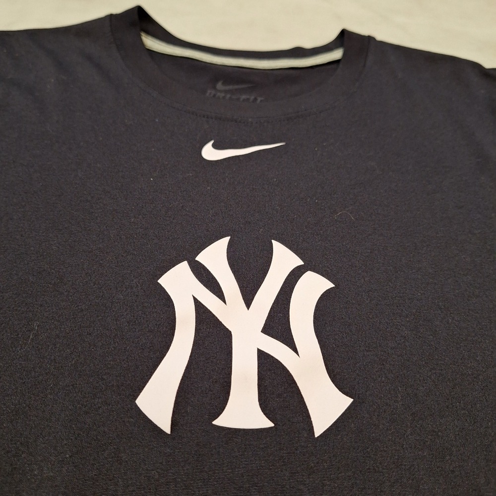 Nike New York Yankees TShirt Mens Small Navy Blue Dri-Fit MLB Authentic Training